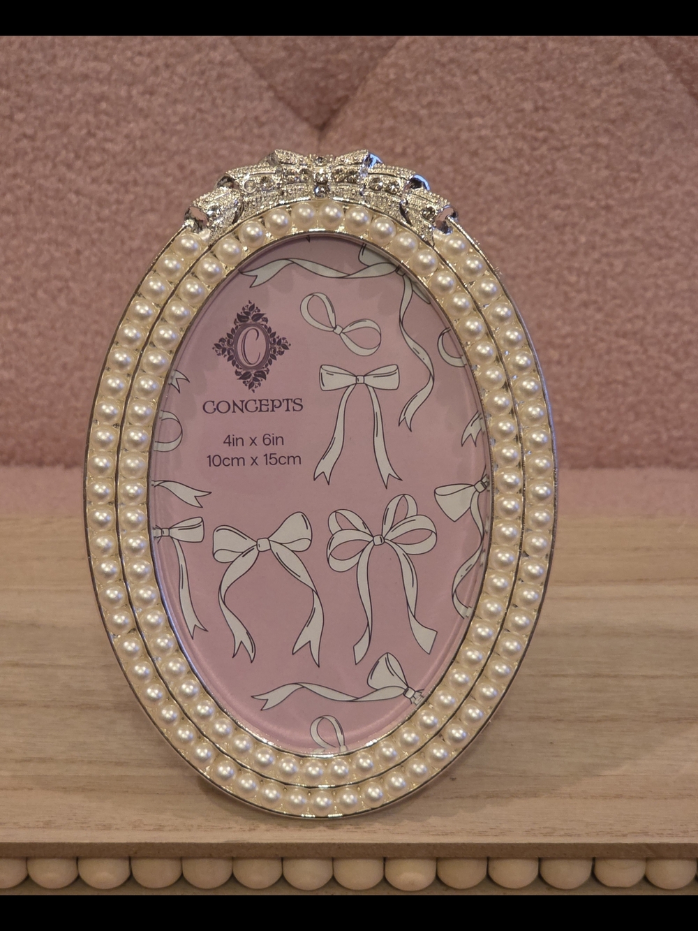 Oval Pearl Photo Frame with Bow detail by Concepts 4x6
